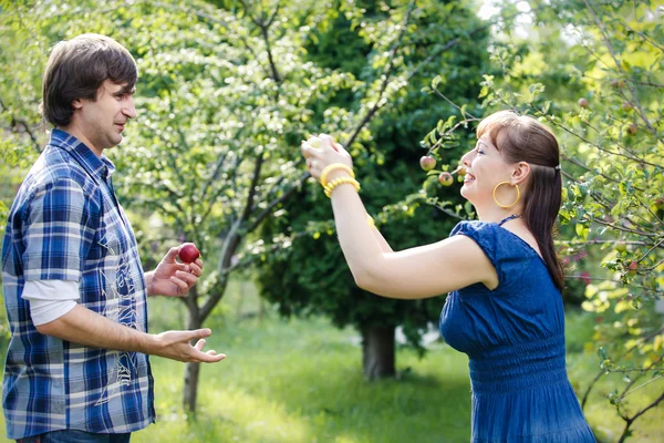 Jeune couple dans le jardin — Photo