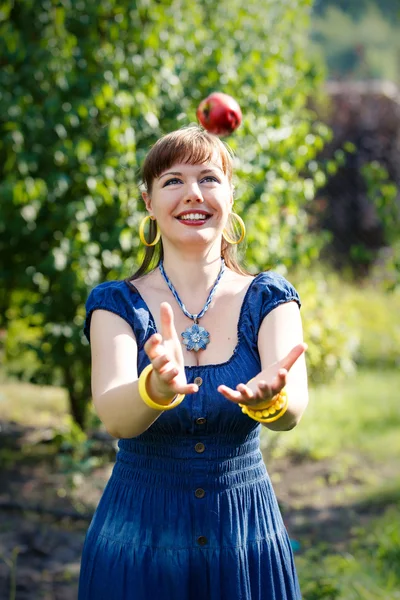 Beautiful girl in garden — Stock Photo, Image