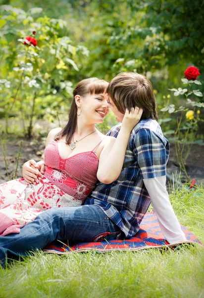 Pareja joven en el jardín — Foto de Stock