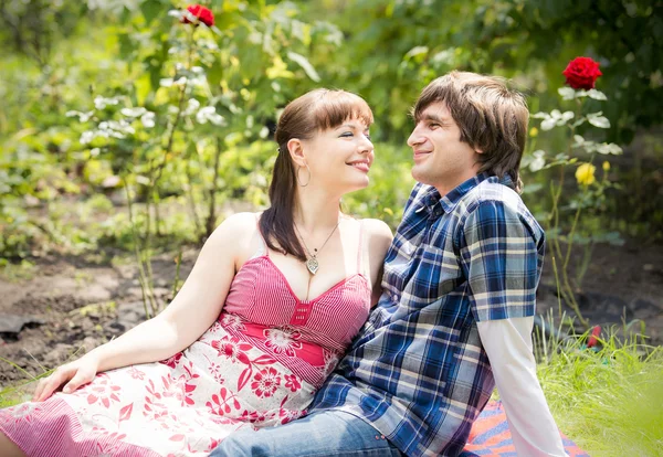 Young couple in garden — Stock Photo, Image