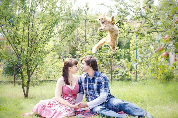 Casal jovem no jardim — Fotografia de Stock