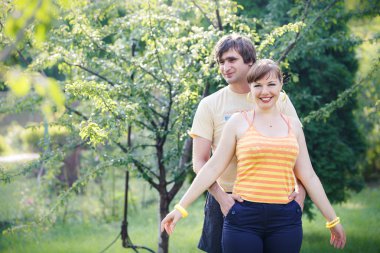 bahçede genç Çift