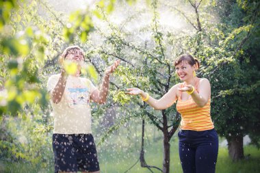 bahçede genç Çift