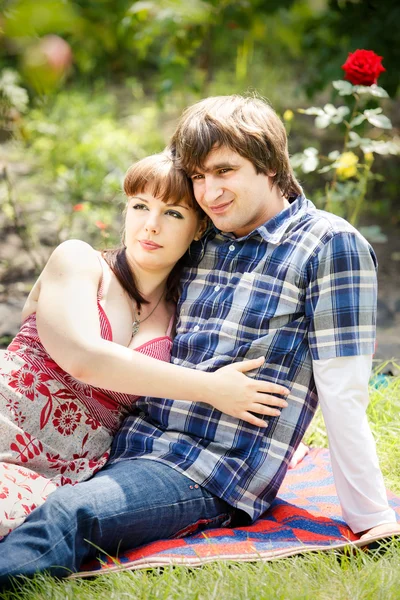 Pareja joven en el jardín — Foto de Stock