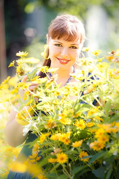 Красивая девушка в саду — стоковое фото