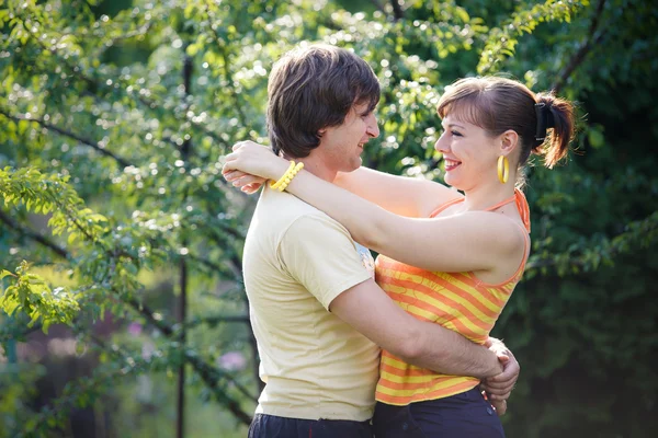 Casal jovem no jardim — Fotografia de Stock