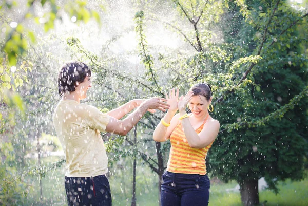 Casal jovem no jardim — Fotografia de Stock