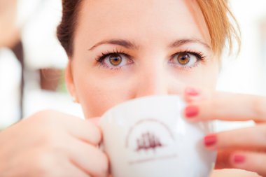 Genç, güzel esmer kız.