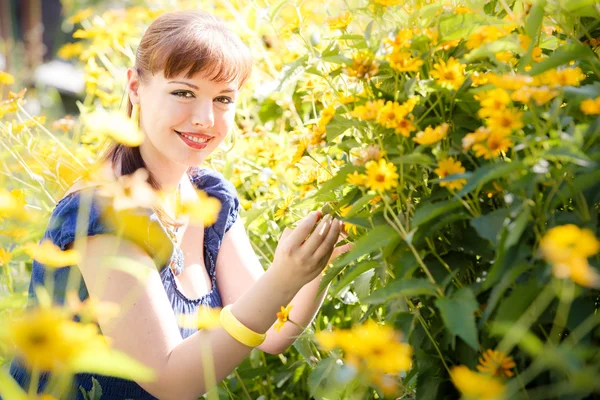 Krásná dívka v zahradě — Stock fotografie