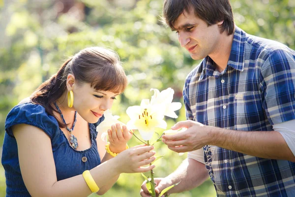 Tineri cuplu în grădină — Fotografie, imagine de stoc