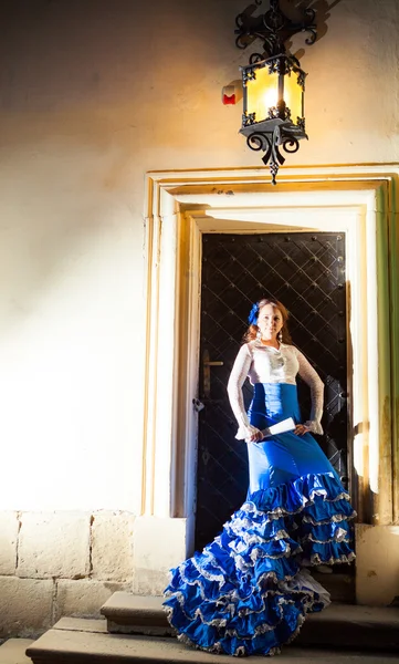 Bailarina de flamenco en calle de la ciudad vieja —  Fotos de Stock