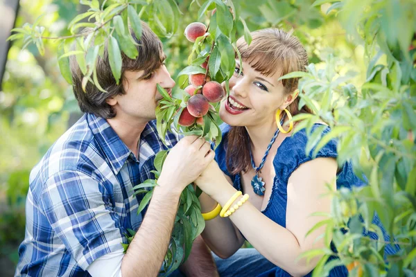 Pareja joven en el jardín — Foto de Stock