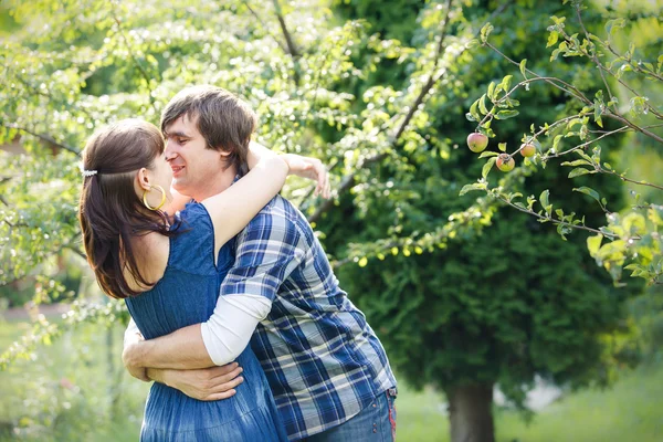 Pareja joven en el jardín —  Fotos de Stock