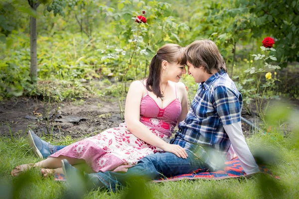 Молодая пара в саду — стоковое фото