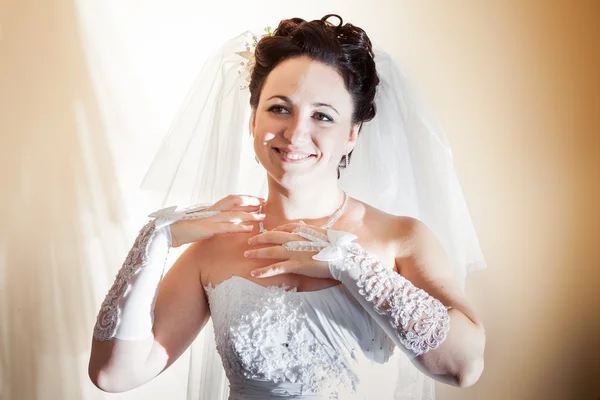 Beautiful brunette bride — Stock Photo, Image