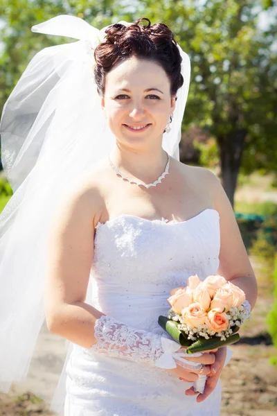 Beautiful brunette bride — Stock Photo, Image