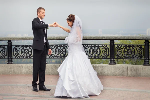 Schönes Hochzeitspaar — Stockfoto