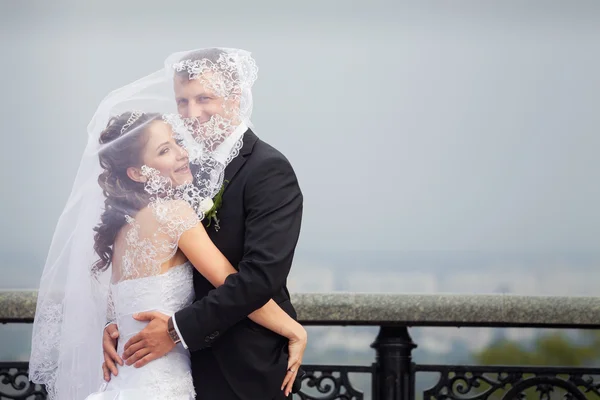 Schönes Hochzeitspaar — Stockfoto