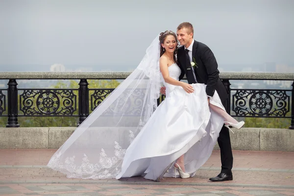 Schönes Hochzeitspaar — Stockfoto