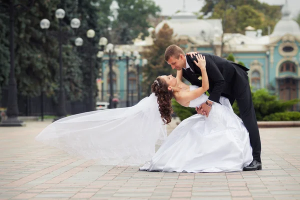 Beau couple de mariage — Photo