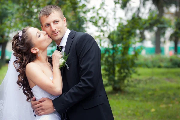 Schönes Hochzeitspaar — Stockfoto