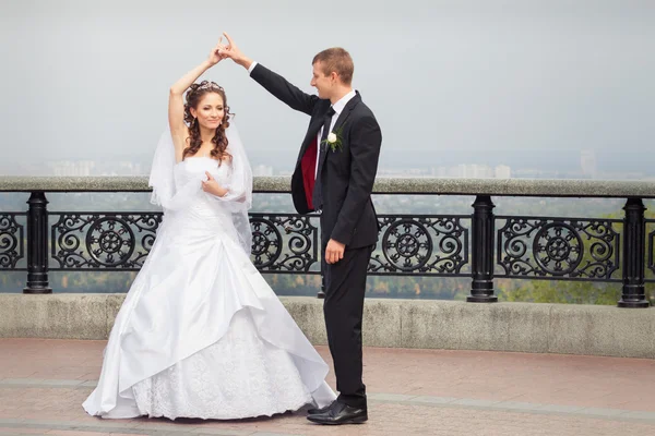 Schönes Hochzeitspaar — Stockfoto