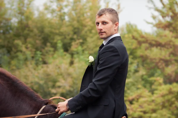 Groom on horse — Stock Photo, Image