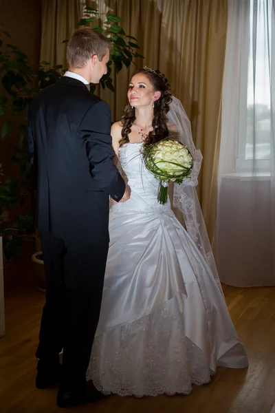 Groom meets bride — Stock Photo, Image