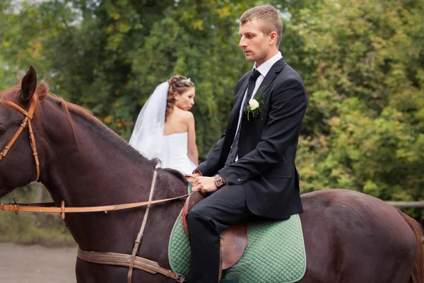 Casal de casamento em cavalos — Fotografia de Stock