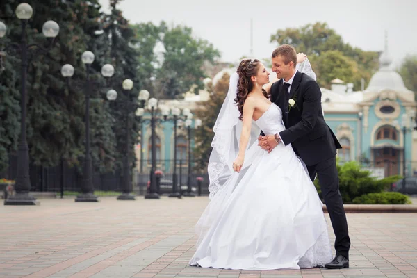 Beau couple de mariage — Photo