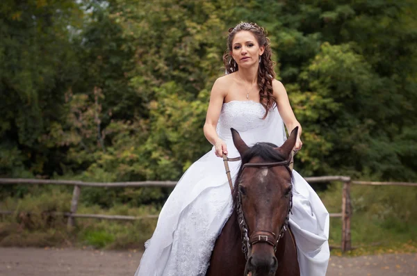 Noiva a cavalo — Fotografia de Stock