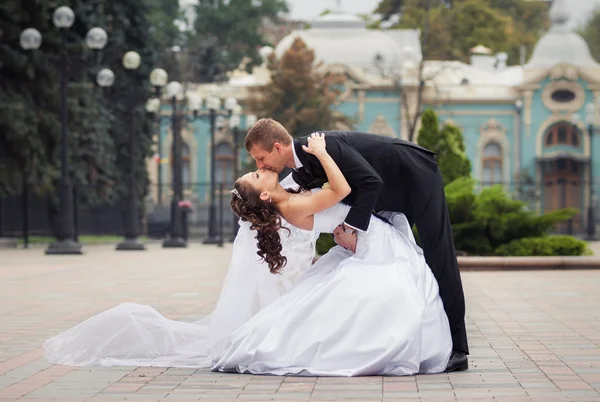 Schönes Hochzeitspaar — Stockfoto