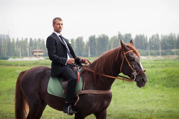 Brudgummen på häst — Stockfoto