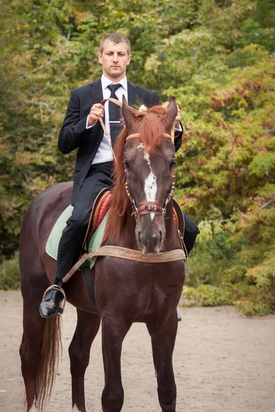 Bräutigam zu Pferd — Stockfoto