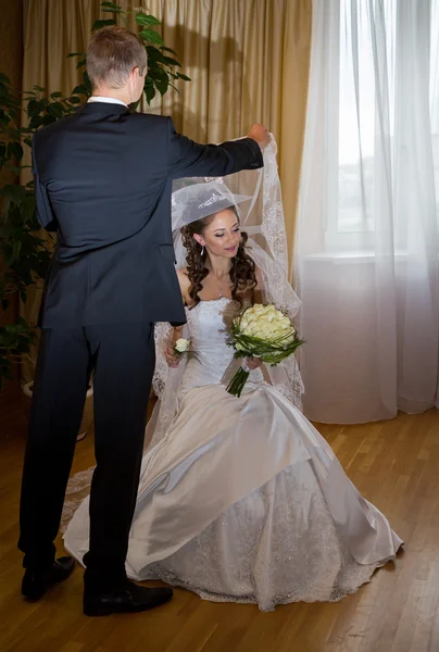 Bruidegom bruid voldoet aan — Stockfoto