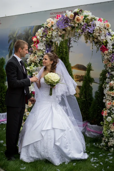 Jovem noivo e noiva — Fotografia de Stock