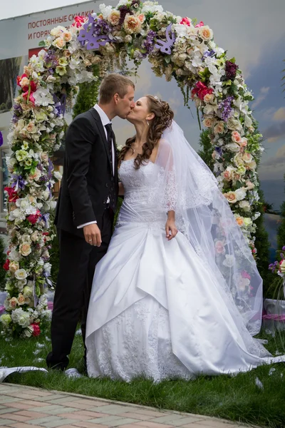 Young groom and bride — Stock Photo, Image