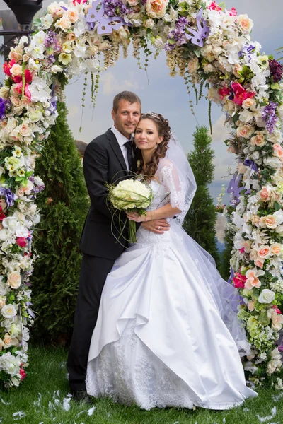 Young groom and bride — Stock Photo, Image