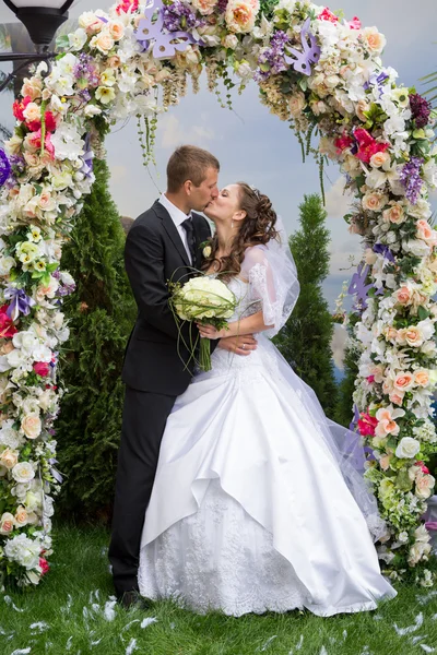 Young groom and bride — Stock Photo, Image