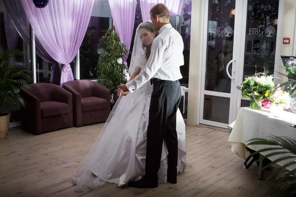 Groom and bride dance — Stock Photo, Image