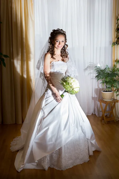 Mooie brunette bruid — Stockfoto
