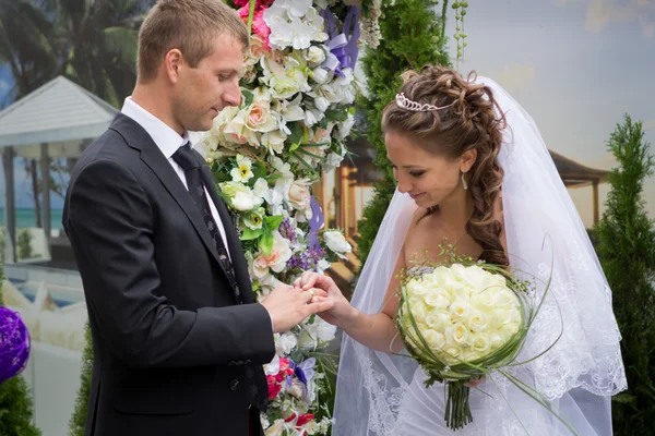 Young groom and bride — Stock Photo, Image