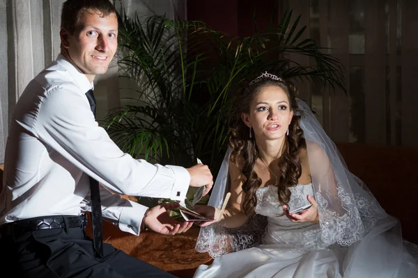 Jonge bruidegom en bruid — Stockfoto