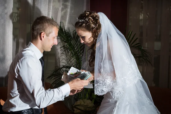 Novio joven y novia — Foto de Stock