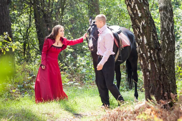 Glückliches Paar und Pferd — Stockfoto