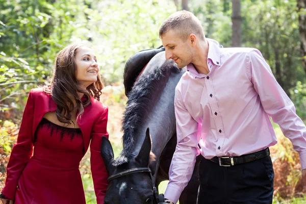 Casal feliz e cavalo — Fotografia de Stock