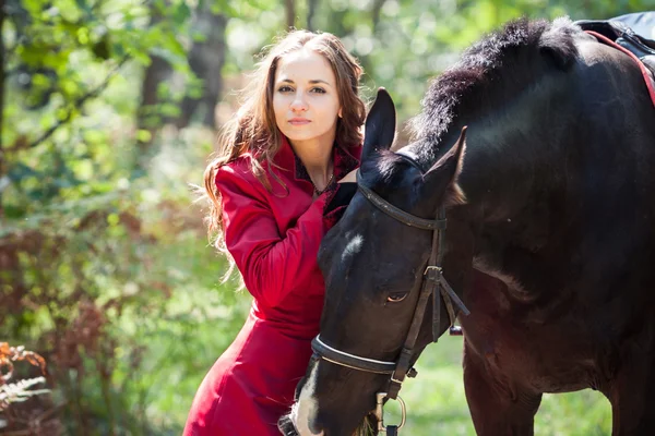 Brunetka dziewczynka i koń — Zdjęcie stockowe