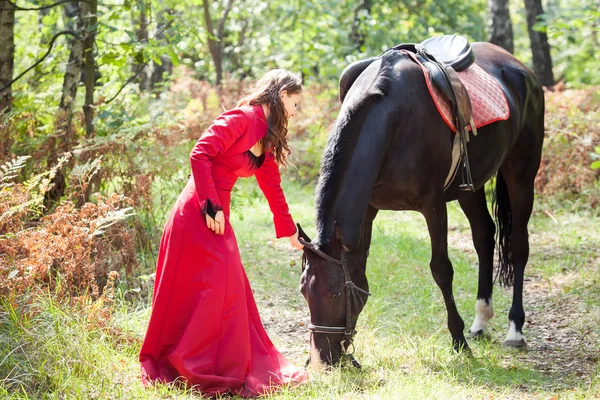 Brunett tjej och häst — Stockfoto