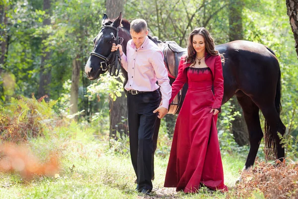 Glückliches Paar und Pferd — Stockfoto