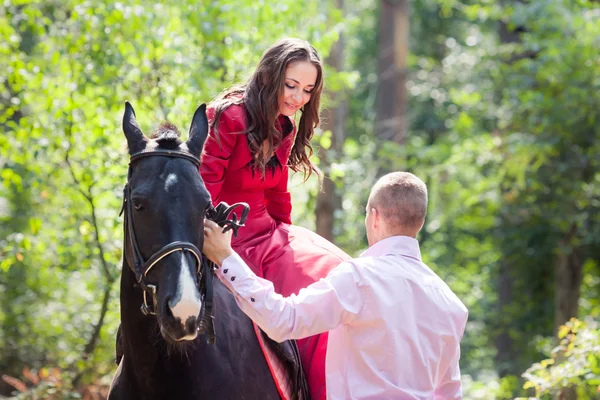 Couple heureux et cheval — Photo